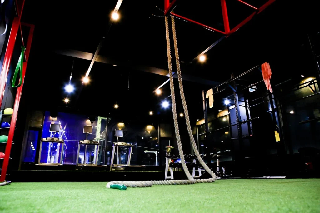 Pusta sala fitness ze sprzętem cardio i siłowym